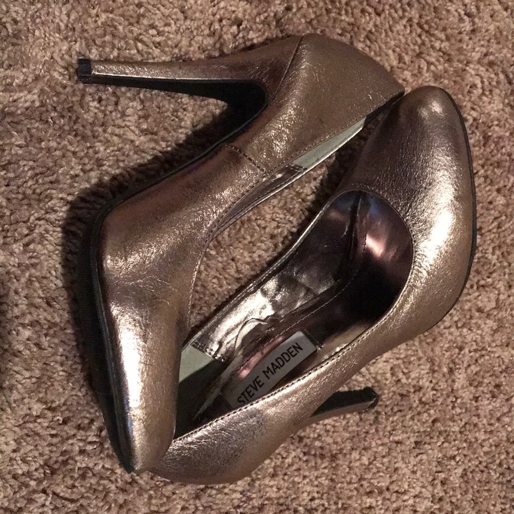 *Like New* Steve Madden Round Toe Metallic Pumps